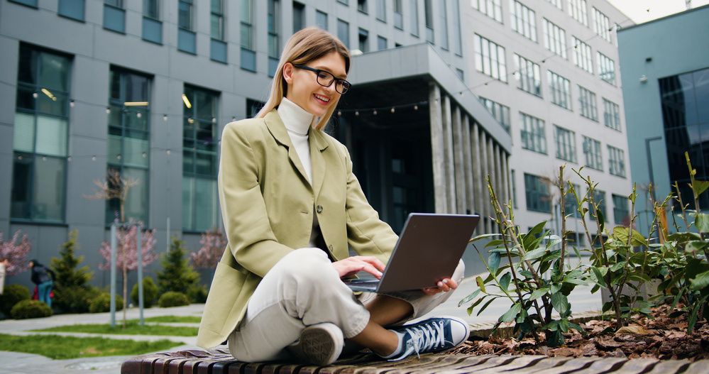 Etudiante faisant son  CV de jeune diplômé pertinent